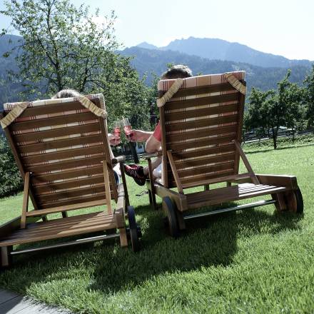 Liegestühle im Garten im BRUGGER ChaletDorf in Mayrhofen