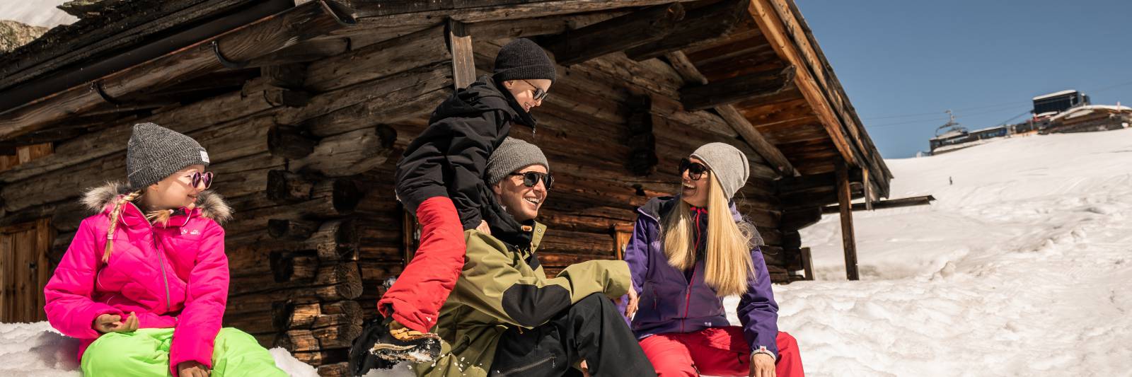 Familie im Schnee am Arhon in Mayrhofen