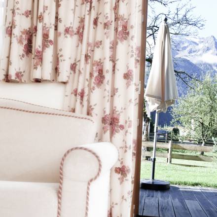 Sofa und Blick auf die Terrasse, BRUGGER ChaletDorf in Mayrhofen