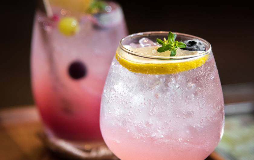 Cocktail mit Beeren und Zitrone